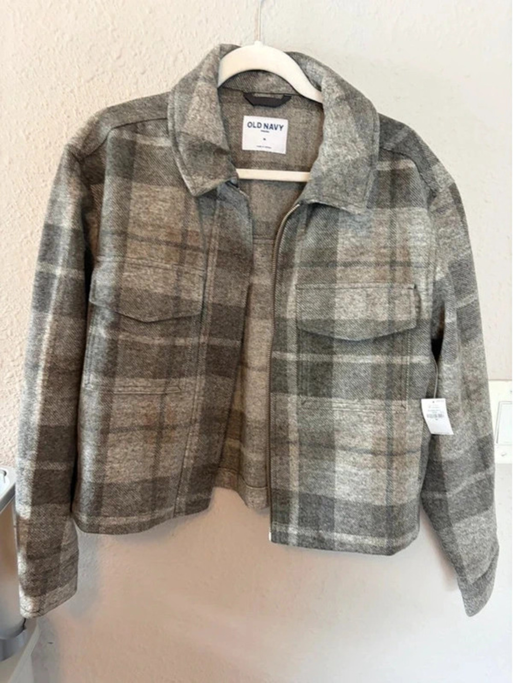 NWT Old Navy grey plaid shacket M. Waist length/slightly cropped